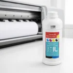 Bouteille d’encre Locor Pro 1 L devant une imprimante grand format