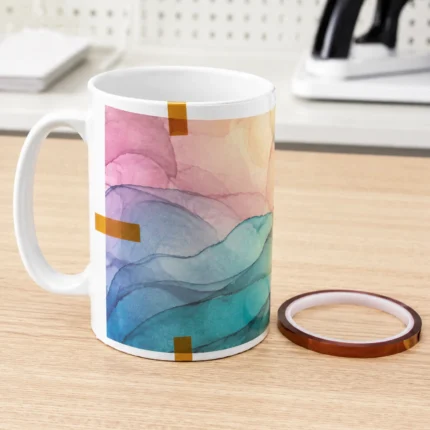 Ruban adhésif maintenant le papier transfert sur un mug de sublimation